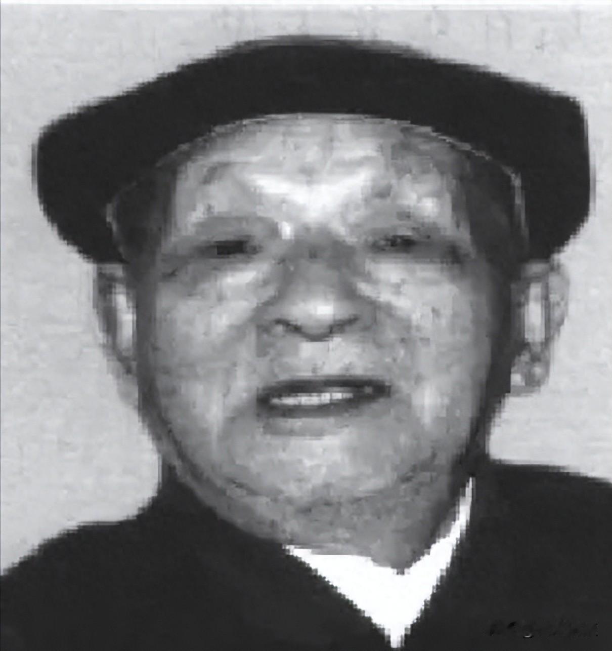 他救过主席的命，建国后给他一个副厂长。
1952年王盛荣在香港低头签字那会儿，手