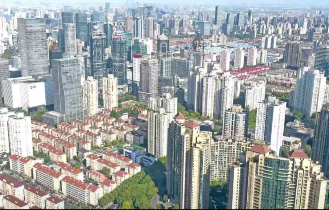 稳的是人心，稳的是社会。都知道现在楼市前景已经到顶了。国家也不会让楼上一下子降到