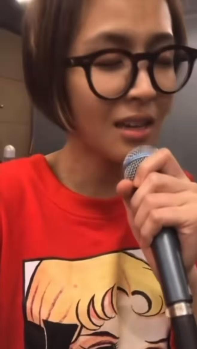 曾沛慈为韦礼安打call 曾沛慈为韦礼安演唱会打call，状态元气满满，隔着屏幕