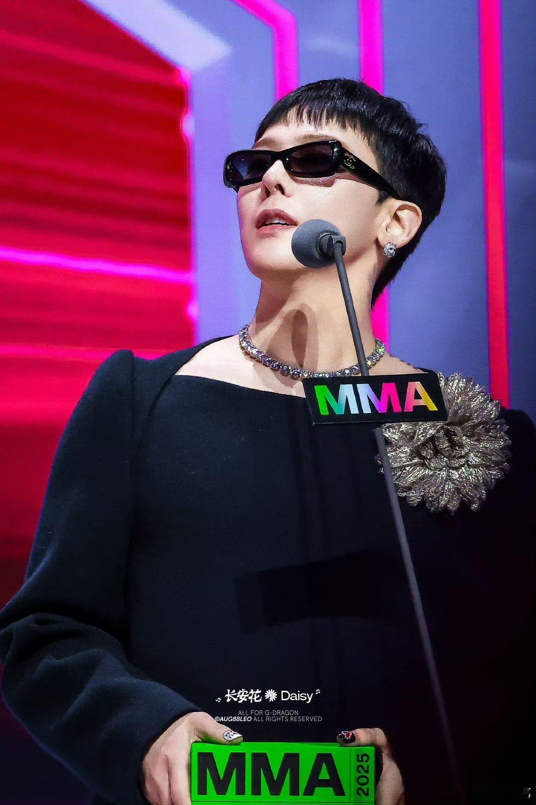 权志龙给奖杯安排座位权志龙你小子别太离谱！给奖杯安排专属座位，摆来摆去调角度，这