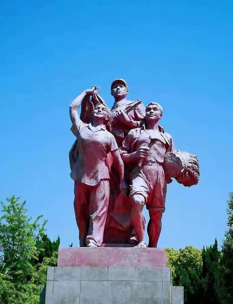 罗翔老师又翻车了？一段调侃“孔融让梨”的视频被扒出来，网友直接吵翻了天
视频里罗