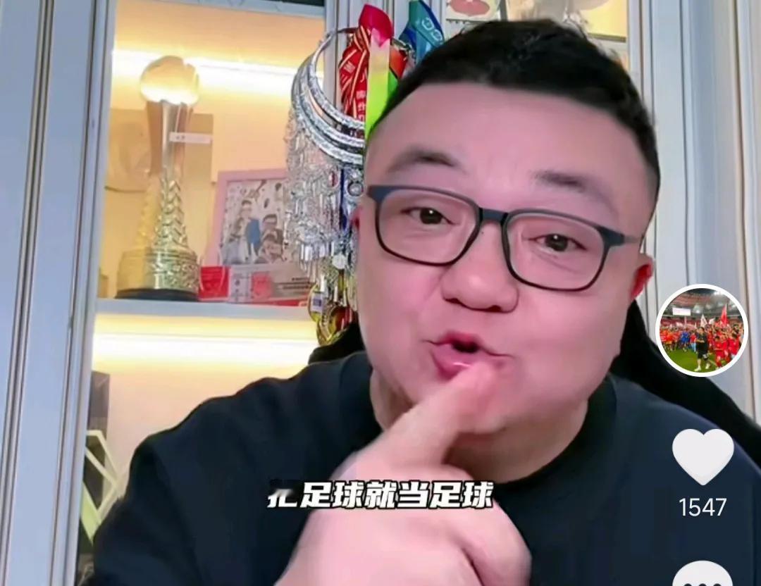 媒体人董路表示，其实国足主帅邵佳一有个思路跟他是一样的。
董路在直播时也提到了此