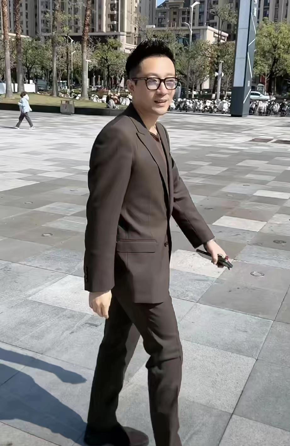 汪小菲结束工作准备回湾湾了。
毕竟马筱梅才生完宝宝需要人照顾，网友表示汪小菲这样