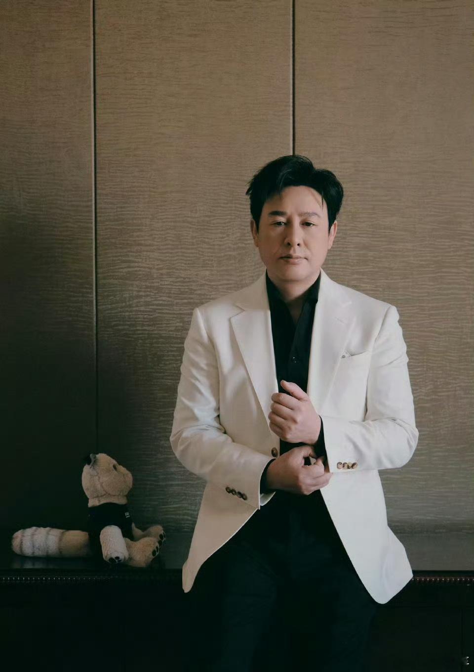 真的太圈粉了！聚餐返程看到有人车祸，立马折返救人，还细心捡手串、安抚情绪，做完好