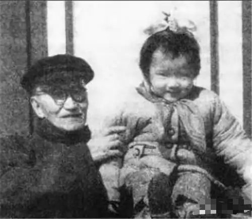 60年代，洪晃和外公章士钊的合影，天真烂漫的样子被镜头抓了下来 ​​​