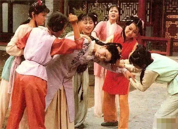#秋日生活打卡季#红楼梦里的赵姨娘，做为贾政的二房姨太，生有一子一女，为什么一点