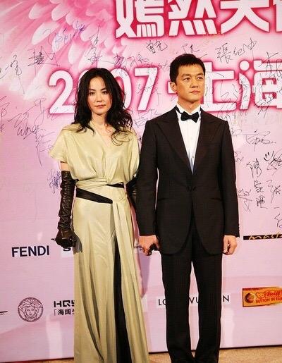 王菲和李亚鹏离婚12年，处的还和朋友一样，没有纠缠，没有隔阂，那么自然。李亚鹏从