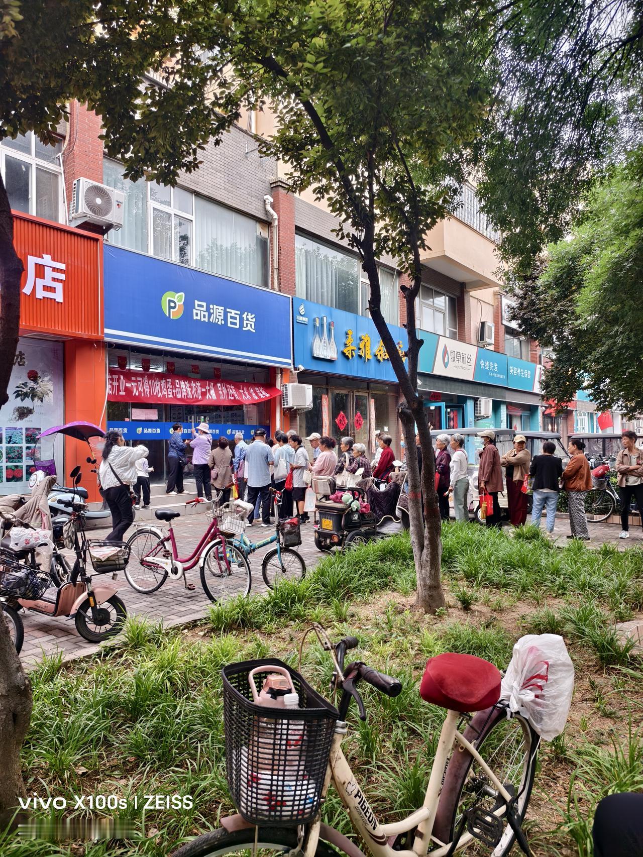 促销活动，大爷大妈们老早就来排队了，又因为插队吵起来了