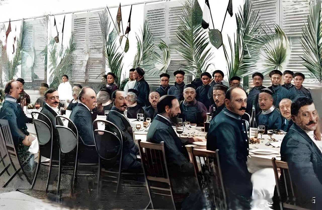 这张1910年的老照片，说是滇越通车典礼的宴会，实则跟演大戏似的——中法官员挤在