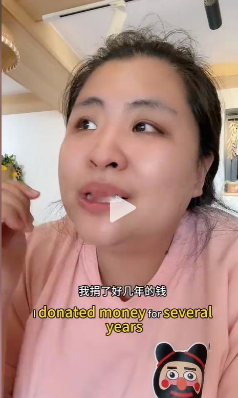 有位女子常年坚持公益捐款，连续数年从未间断，可仅仅暂停捐款一个月，就意外接到了合