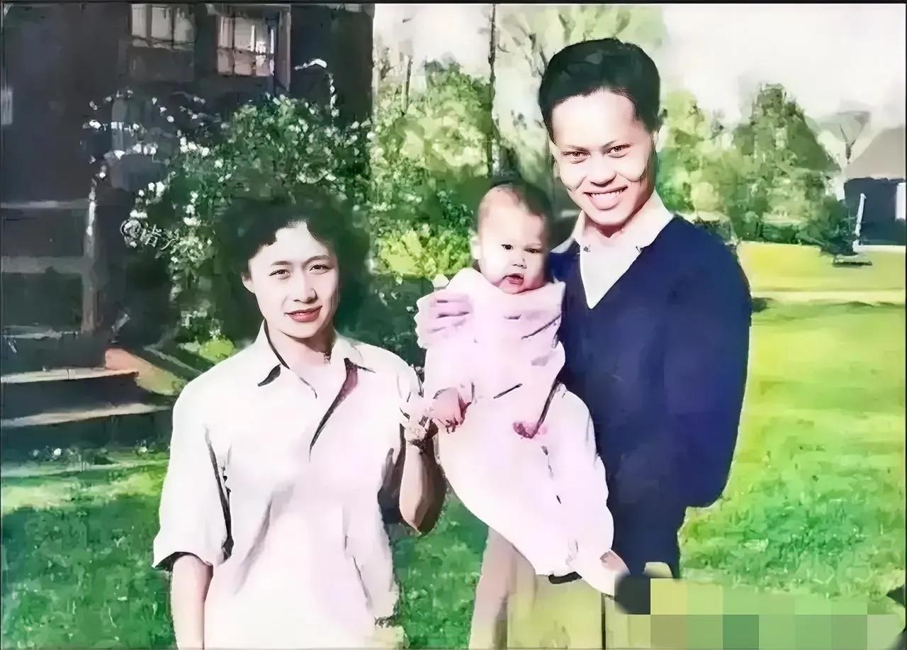 1951年，杨振宁的一张全家福，镜头中的人分别是他的妻子杜致礼，大儿子杨光诺。从