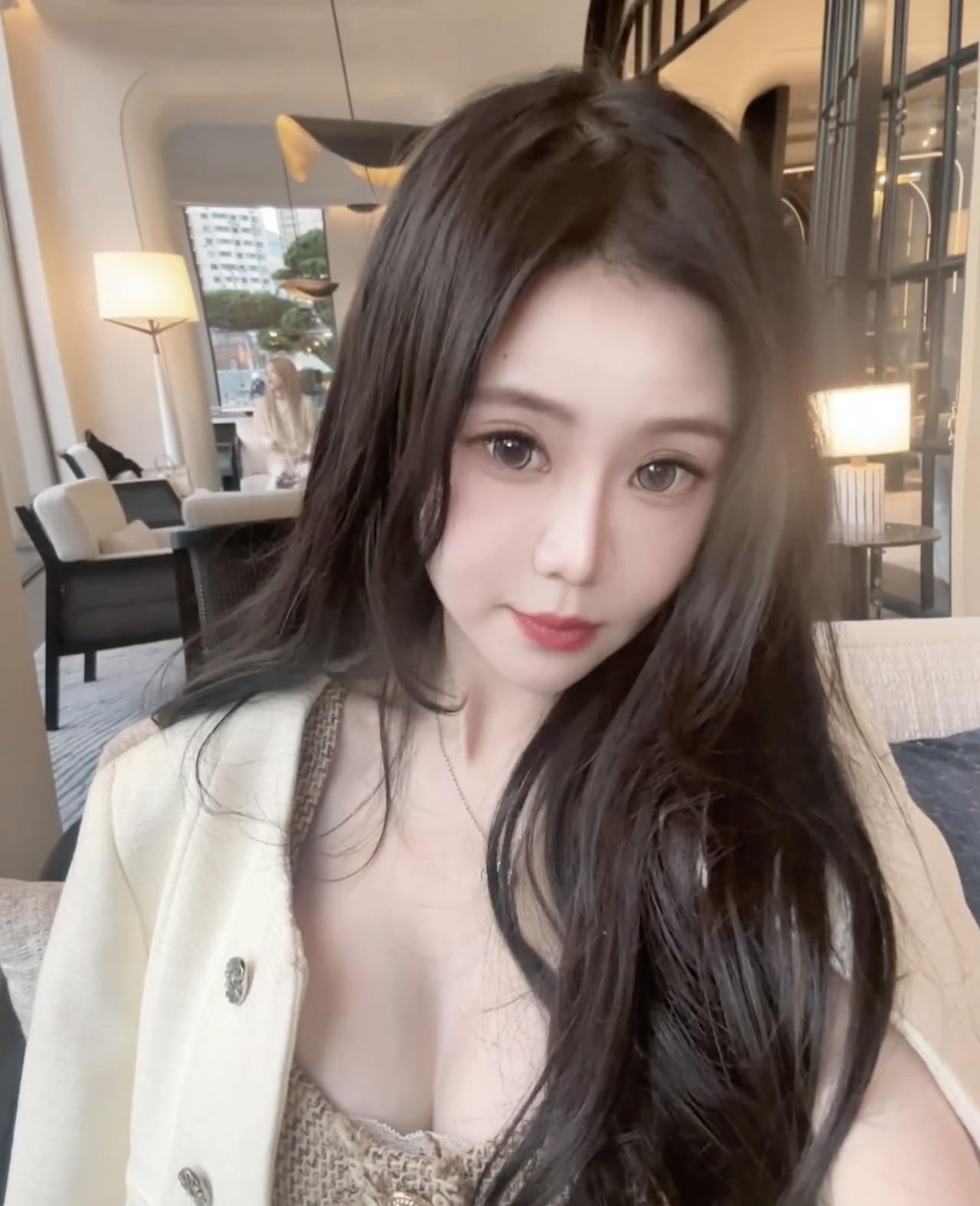 女孩在咖啡馆享受下午茶时光。