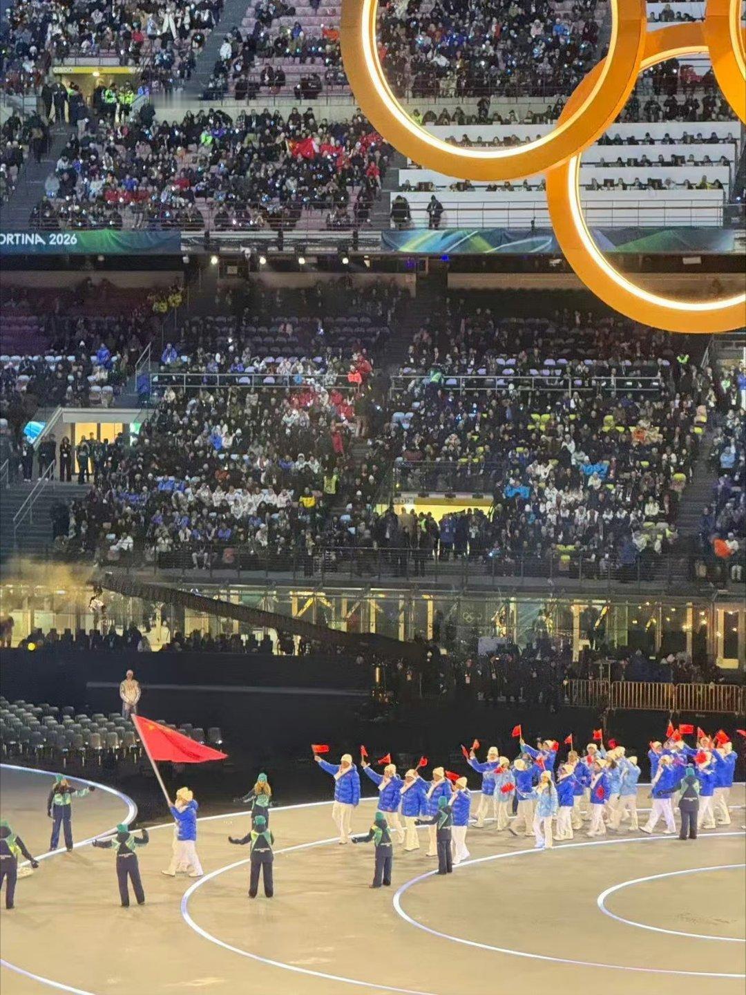 林孝埈转发中国队入场照米兰冬奥开幕式，中国代表团一袭亮眼蓝装惊艳登场，双旗手宁忠