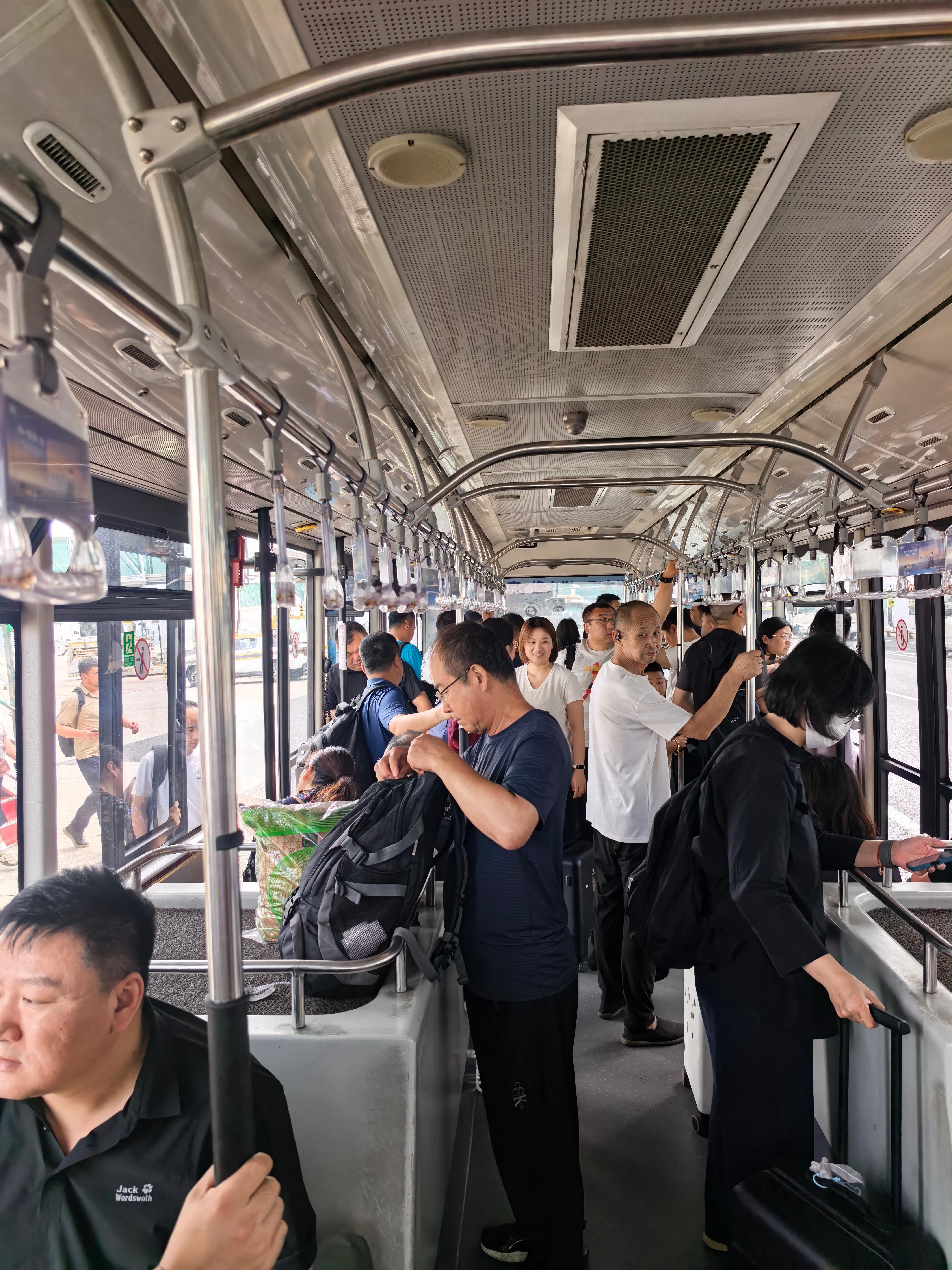 有没有屌大的帮忙解答一下为什么廊桥已经连上了航站楼就非得通过廊桥出来坐摆渡车这不