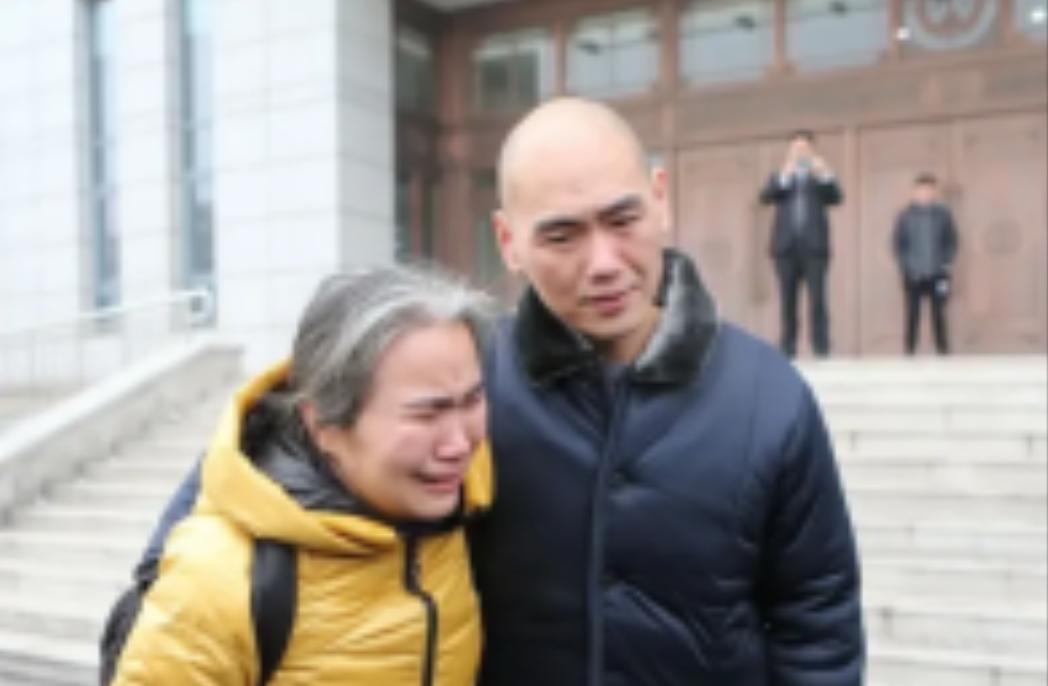 2005年，山东一个16岁少年被警察带进审讯室，要他供认强奸杀人的案情。少年吓坏