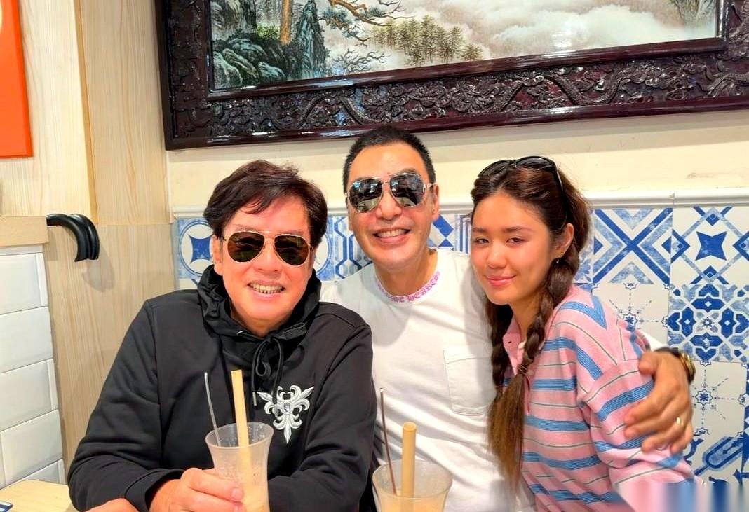 遗传这玩意儿，真就是开盲盒。
有人开出了盛世美颜，有人开出了普通款。
然后呢？