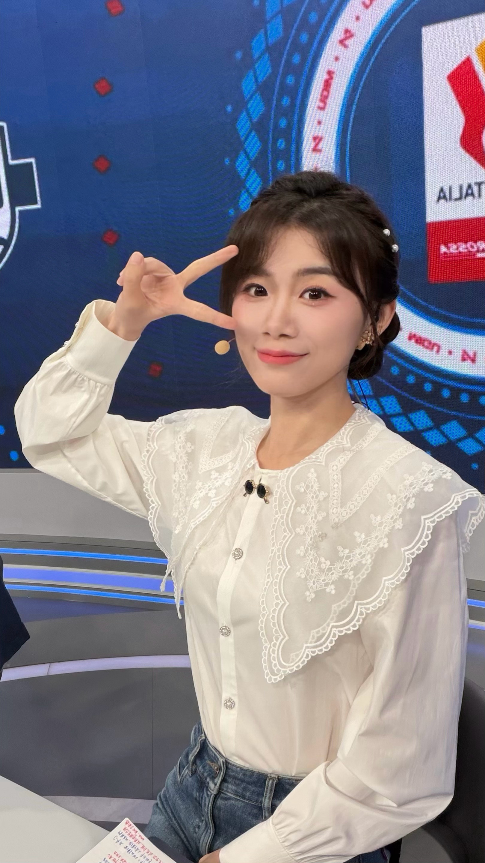 很少在演播室盘发，昨天没注意一抬头化妆师已经盘好，感觉还行耶桐话绿茵