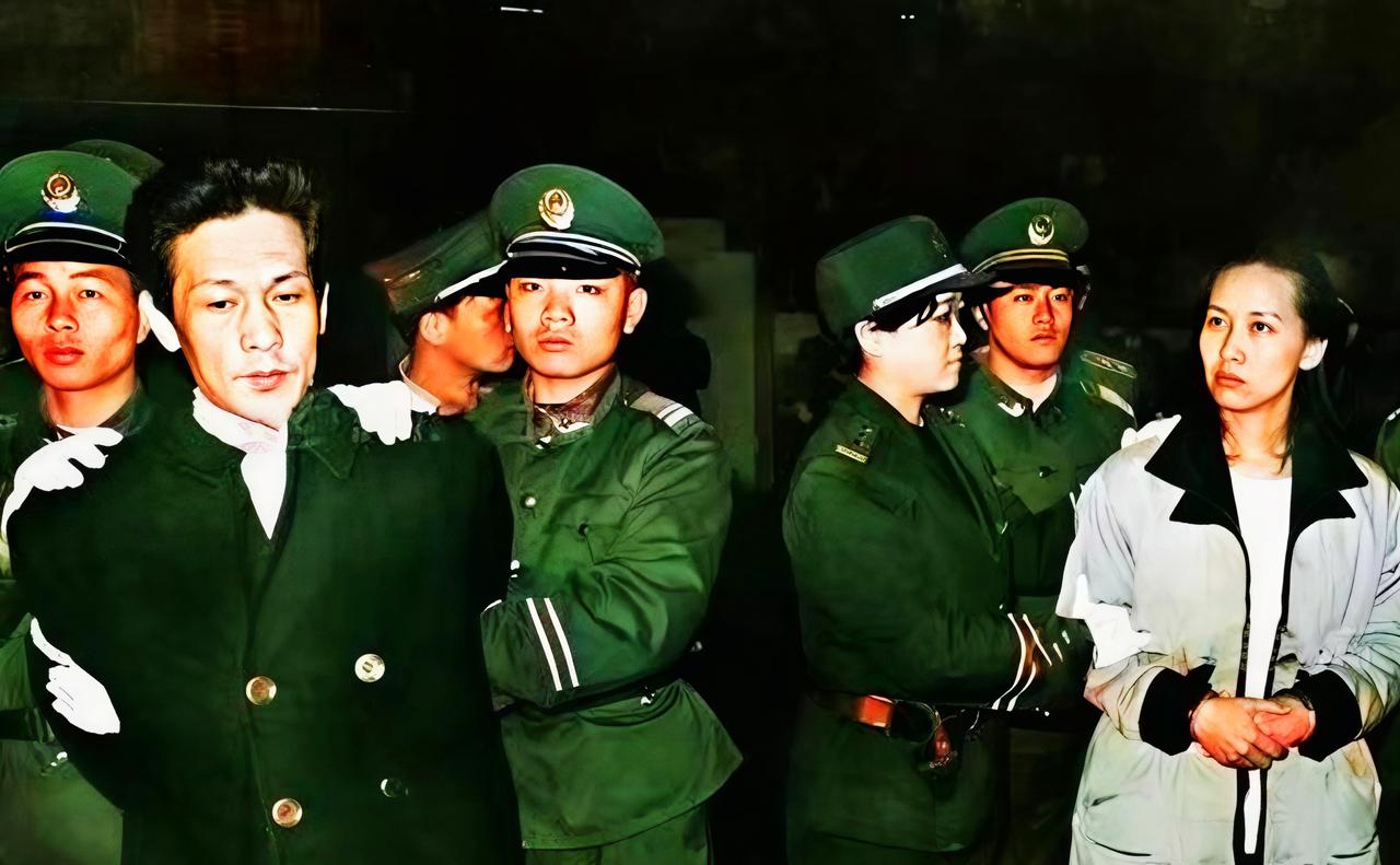 深圳体育馆公审那天，王建业没说话，史燕青一直在看。
这事过去三十年了，网上还说他