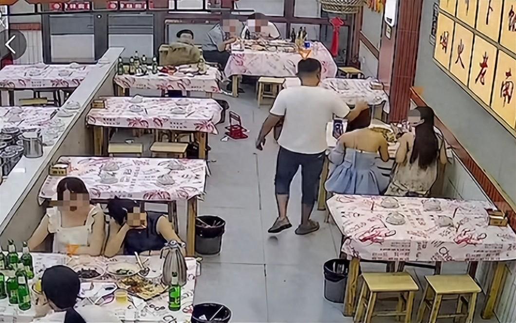 女生饭店吃夜宵，却遭到了邻桌陌生男“摸头”！
等女生破口大骂后，对方接下来的举动