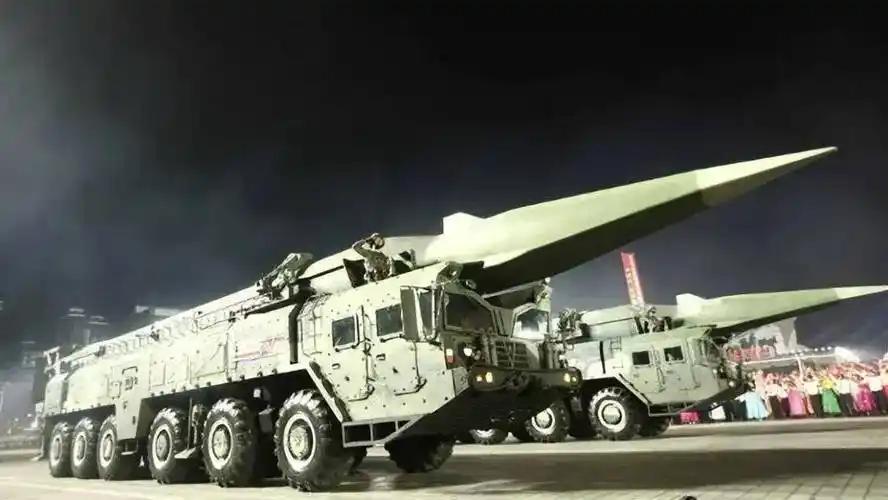 半岛局势瞬间炸了！朝鲜一波饱和式导弹发射直接震住全场，日本当场蒙圈。这波操作看着