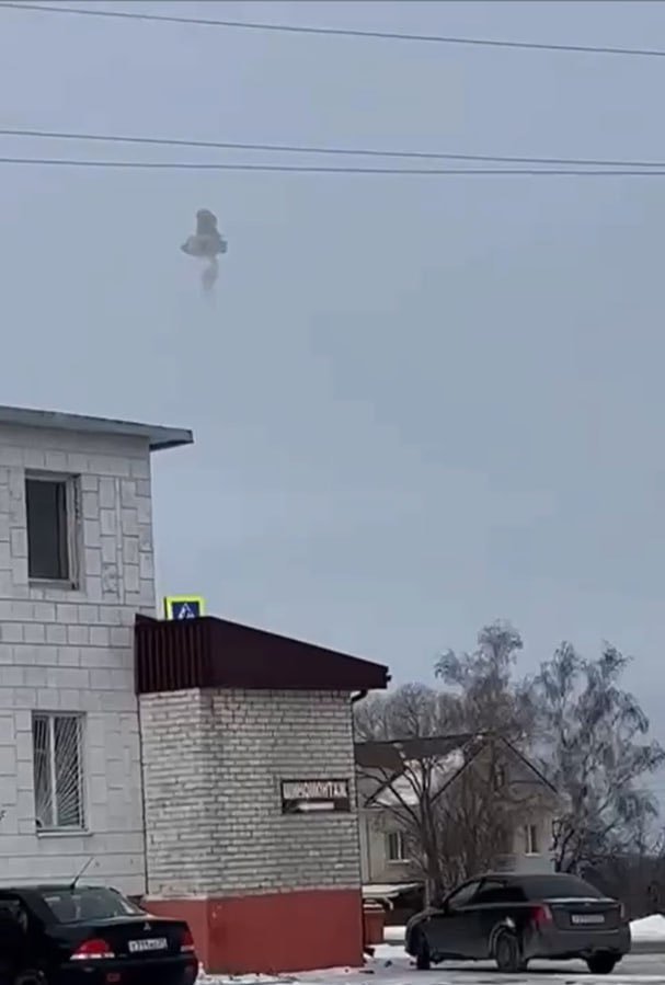 俄军IL-76坠机现场附近天空，出现疑似防空导弹爆炸后的烟云，来自别尔哥罗德居民
