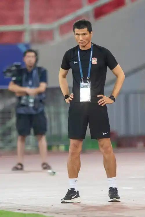 选国足主帅的六大进步，

第一是邵佳一年轻（有魄力）
第二是本土教练（对国内足球