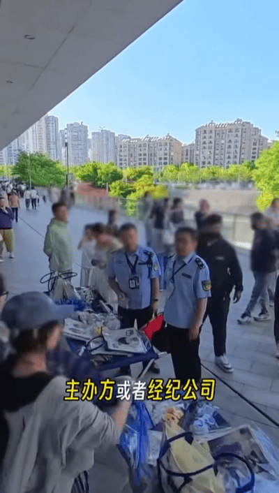 周深演唱会严查盗版周深记录仪视角一步步落实反盗版行动，态度坚定行动有力，全方位保