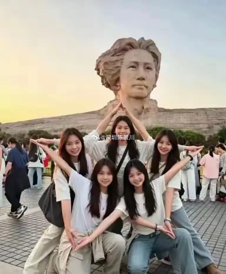 重庆有五个二十来岁的女孩，相约从重庆出发，专赴长沙橘子洲头，五人并肩站定，摆出五