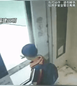 电梯在忍无可忍的情况下，
教训了小男孩一下，
估计这孩子再也不敢调皮了…

男孩