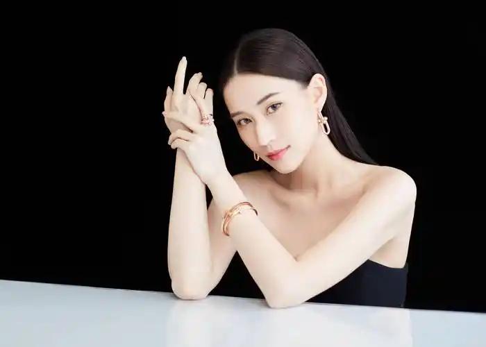 晚饭5千块，何超莲这是炫富还是日常？

最近，何超莲晒出的一顿晚饭照片引发热议。