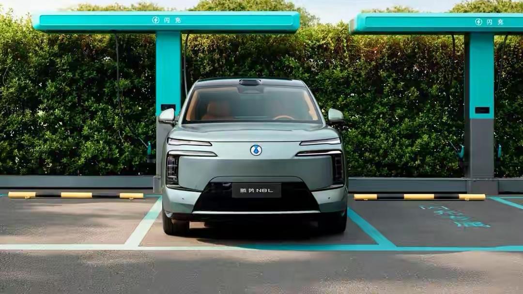 腾势N8L纯电版是腾势品牌2026年9月推出的大六座大型豪华纯电SUV，也是比亚
