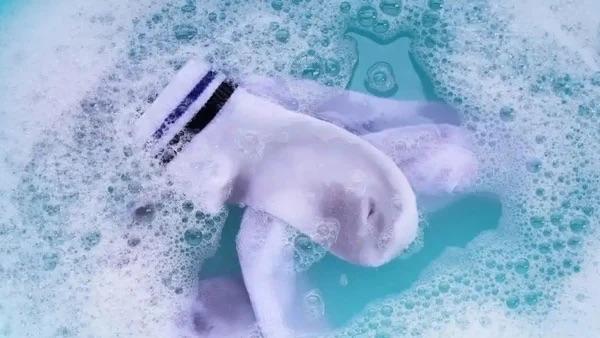 洗袜子小知识。
日本学者研究发现，洗涤时洗涤剂的作用加上水流、摩擦带来的机械力，