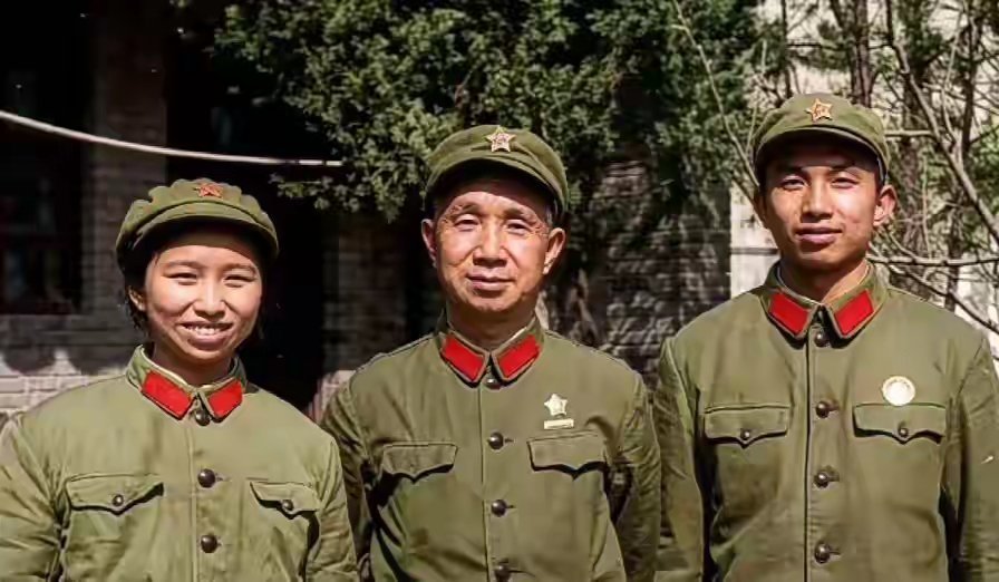 粟裕一家人军装留影。画面里三人统一身着六五式草绿军装，红领章、红星军帽整齐规范，