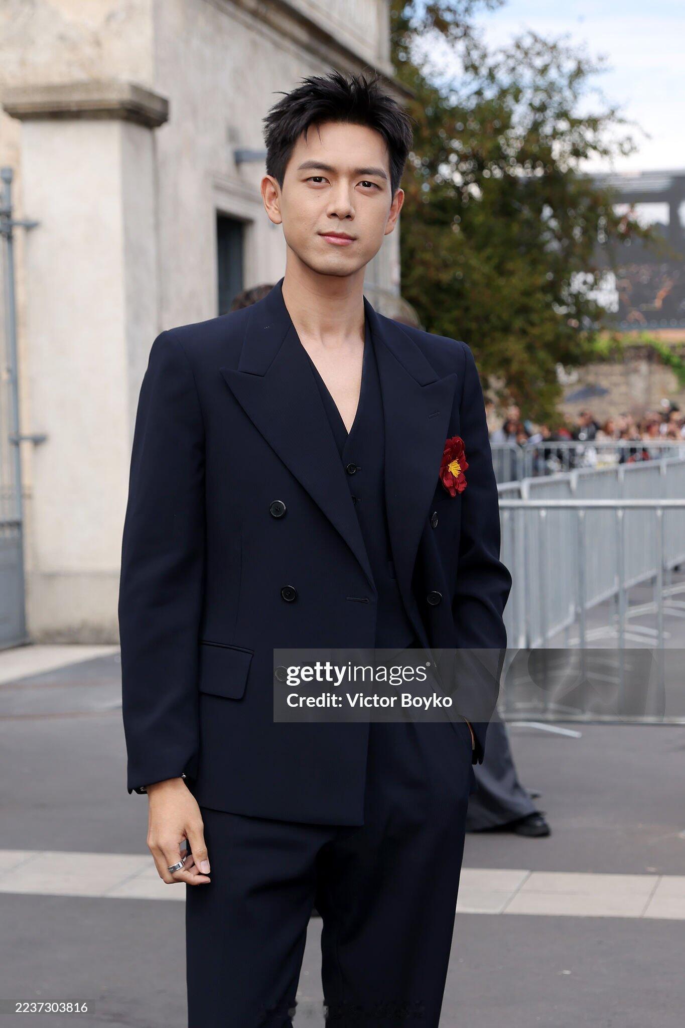 李现prada米兰时装周G社生图李现prada米兰时装周状态 此男真神 ​​​