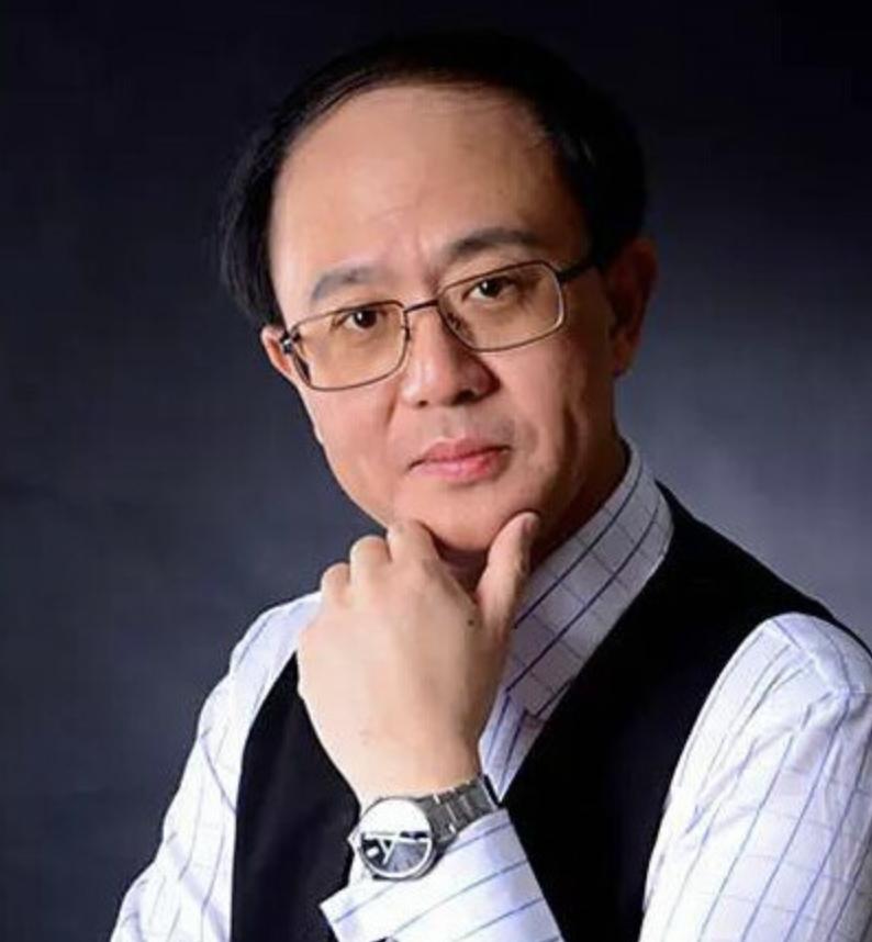 邱震海一针见血，指出问题所在：“清华北大是美国的黄埔军校，接受了基础教育到美国去