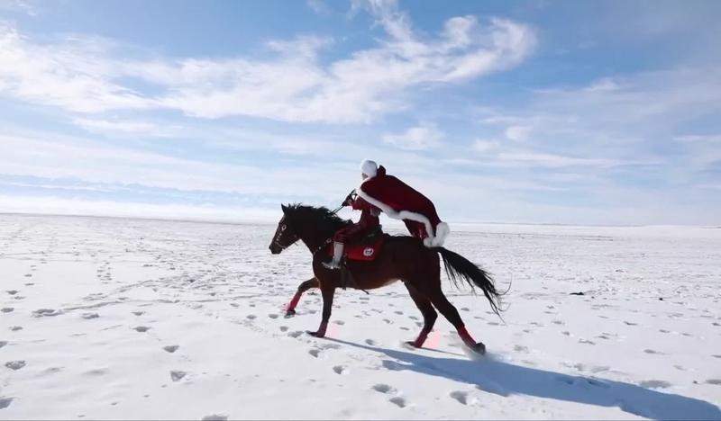 贺娇龙在新疆那可是相当受欢迎。2020年她雪地策马的视频爆火，播放量超6亿，一下