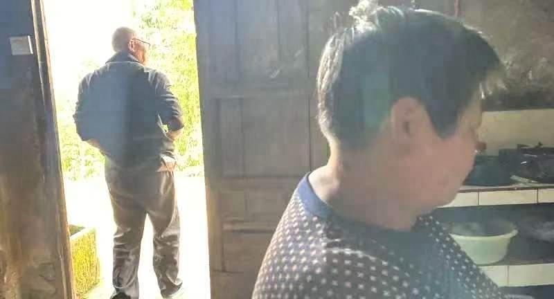 贵州42岁男子被妻子打了一巴掌后，10年不说话，不离婚，仍同床共枕
 
贵州42
