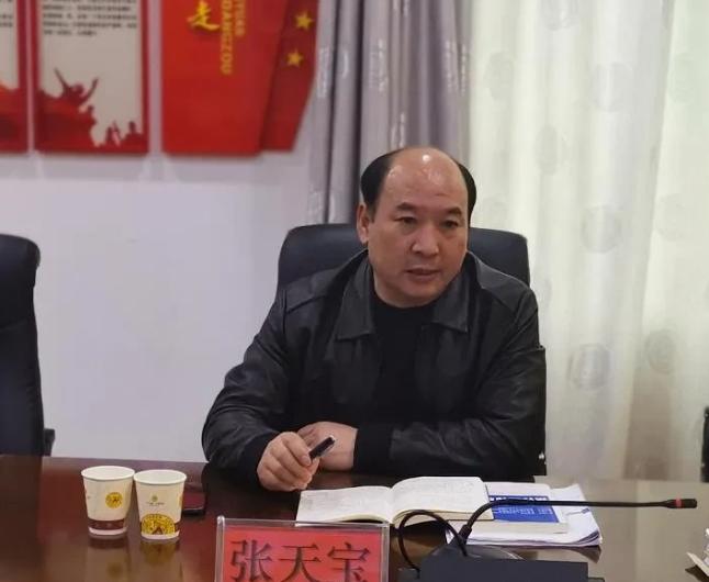 就在刚刚，曾经满墙荣誉、被称作 "包青天" 的法官张天宝，官宣被查，落差看着格外