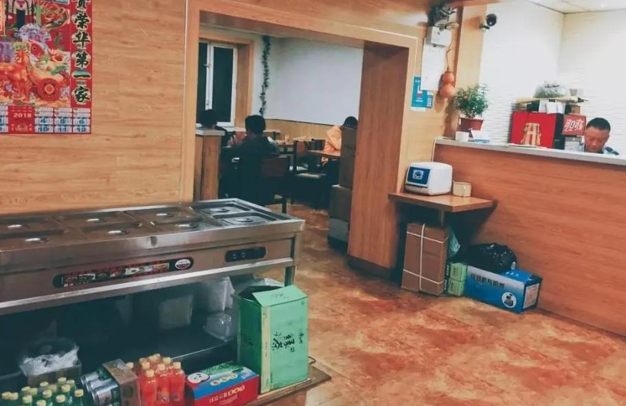 四川成都，一男子在饭店点了5道菜，饭菜上齐后，男子忽然叫老板：“能再给我一个空盘
