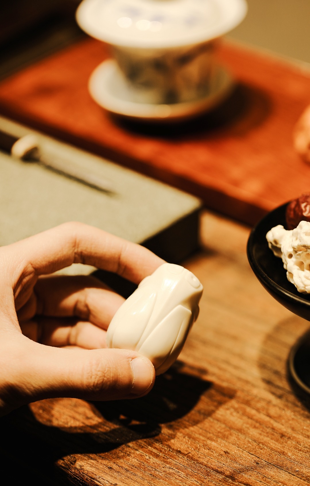 鹿角 | 仿古蛙料质清润洁白，快刀雕刻古蛙，神情姿态虽静犹动，炯炯有神。置于茶席