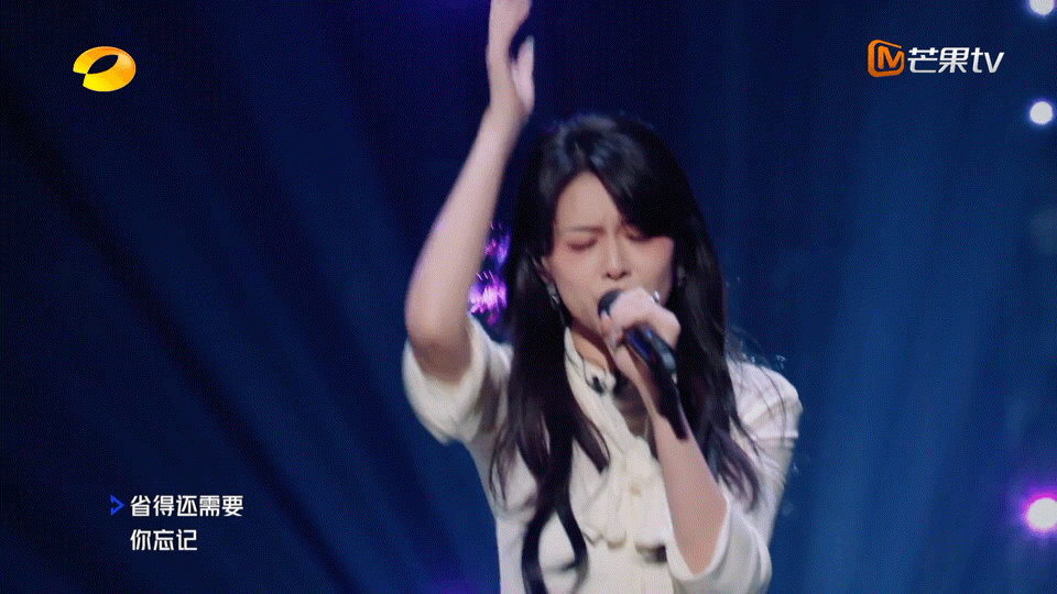 #妙莎就让这大雨全都落下破碎感# 这个舞台和这首歌太适配了，真的好美，舞台的氛围