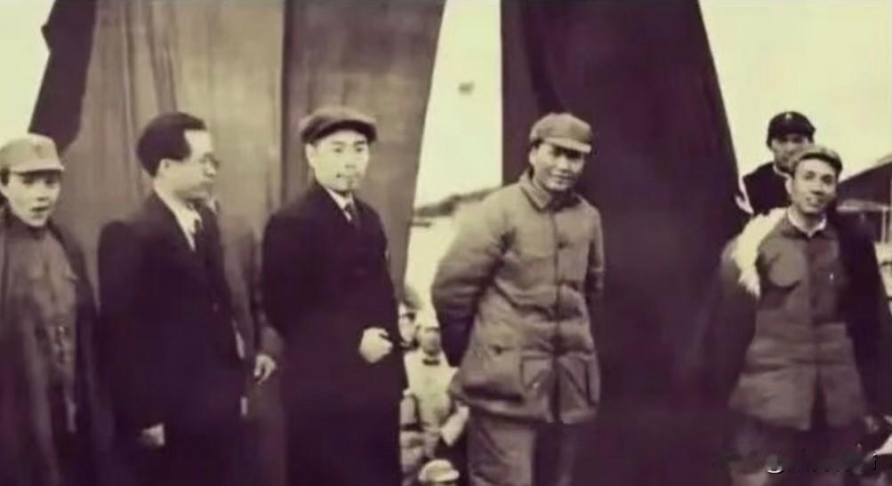 战争年代的伟人们在延安的照片，那时的毛主席和周总理还很年轻！