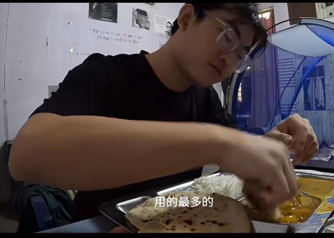 中国留学生晒在印度大学的生活，在饭堂不敢用筷子，会被别人投来异样的眼光，只能入乡