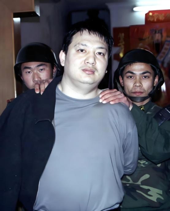 2005年3月5日凌晨4时，福建省福安市街尾27号一栋不起眼的民宅外，一百多名公