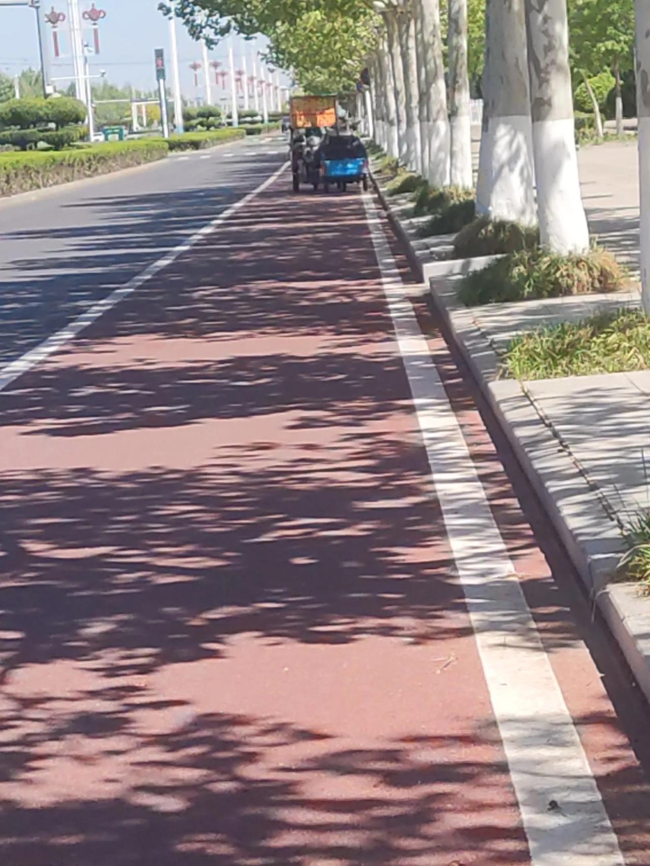 一定要远离你前方骑电动车的，因为说不定啥时候他就突然拐弯儿，或者突然一口浓痰吐出