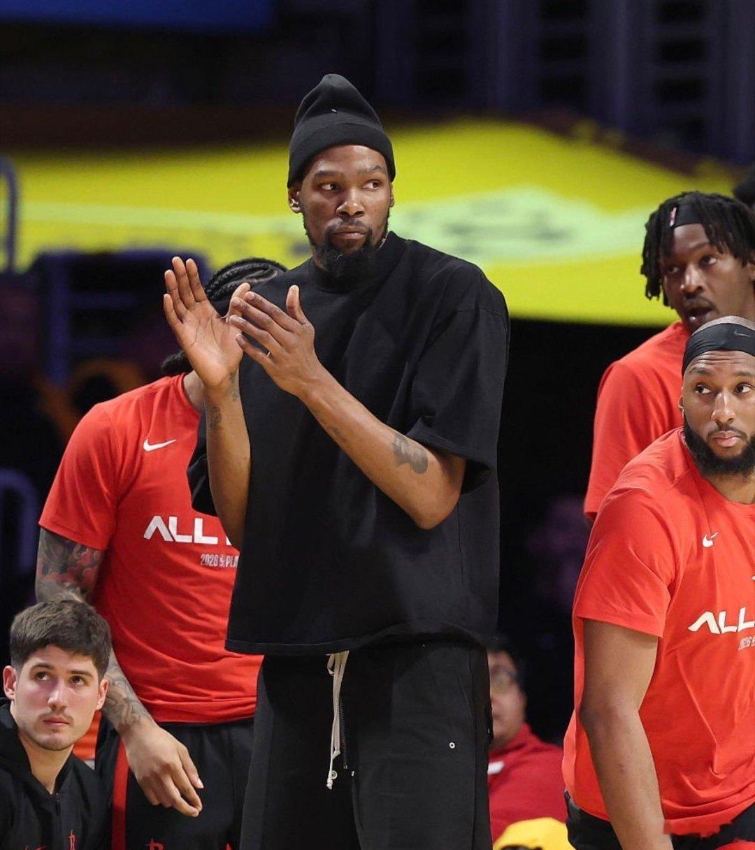 保罗·皮尔斯表示，他认为火箭教练组当时释放的信号是——他们打算放长线钓大鱼，即便