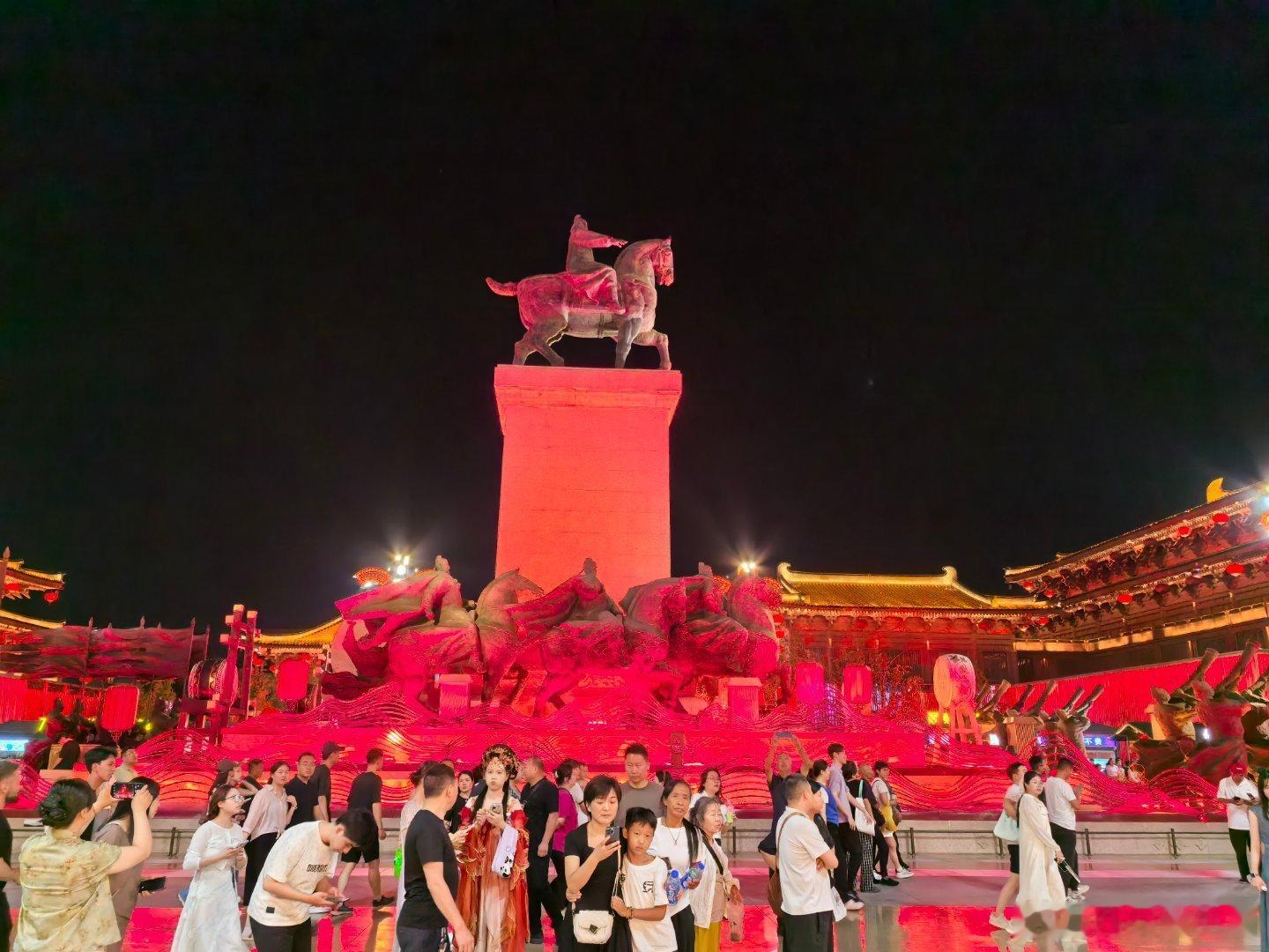 西安旧事 过去六年，我把这条街让给天南地北的游客，看人海往来，听喧嚣起落，看着它