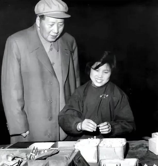1958年毛主席视察工厂，全场工人吓得大气不敢喘，唯独一个大肚子女工猛地站起来大