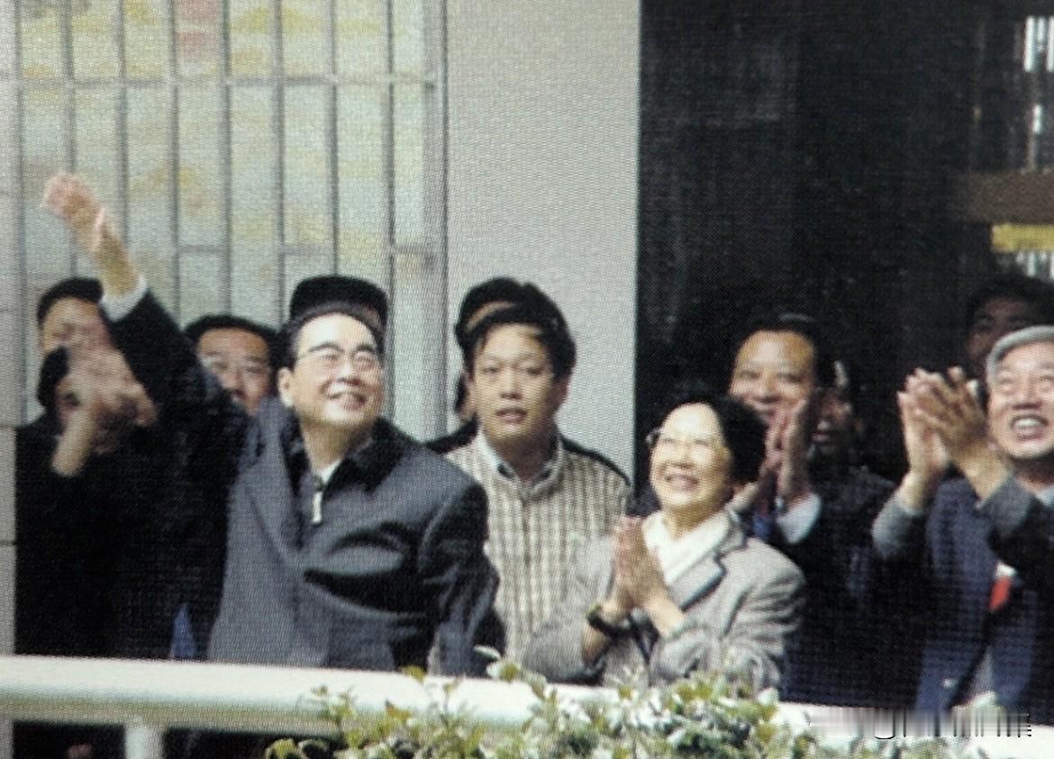 2002年5月4日，李鹏同志在红安县第一中学视察，向学生们亲切挥手。第一中学是老