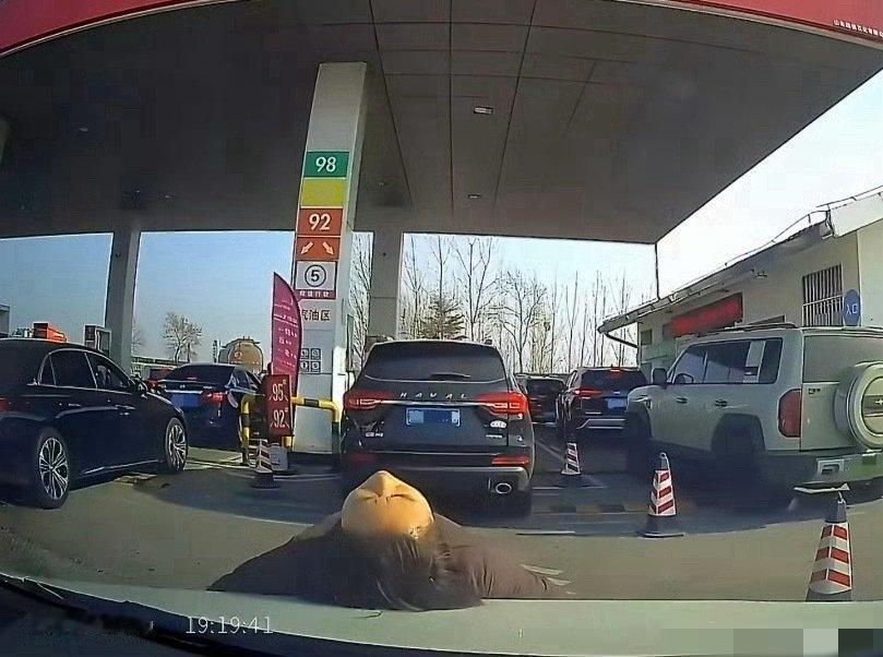 江苏泰州那个加油站的事儿，视频看了真的能给人气笑了。

一个女的为了让自己家的车